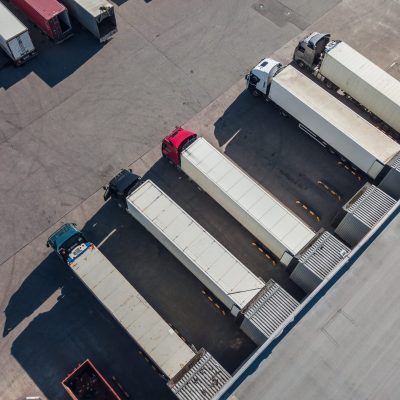 trucks-unloading-in-logostics-hu